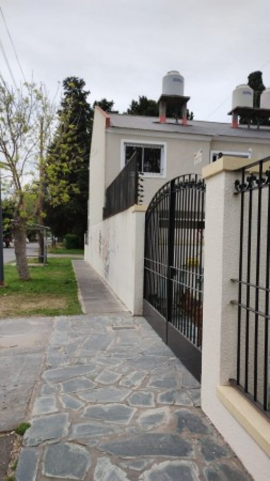 DUPLEX 3 AMB. C/FONDO LIBRE Y ENTRADA DE AUTO