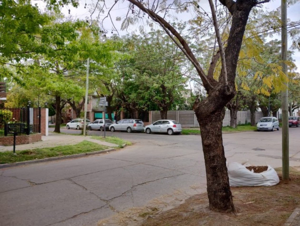 DUPLEX 3 AMB. C/FONDO LIBRE Y ENTRADA DE AUTO