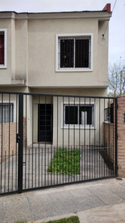 DUPLEX 3 AMB. C/FONDO LIBRE Y ENTRADA DE AUTO