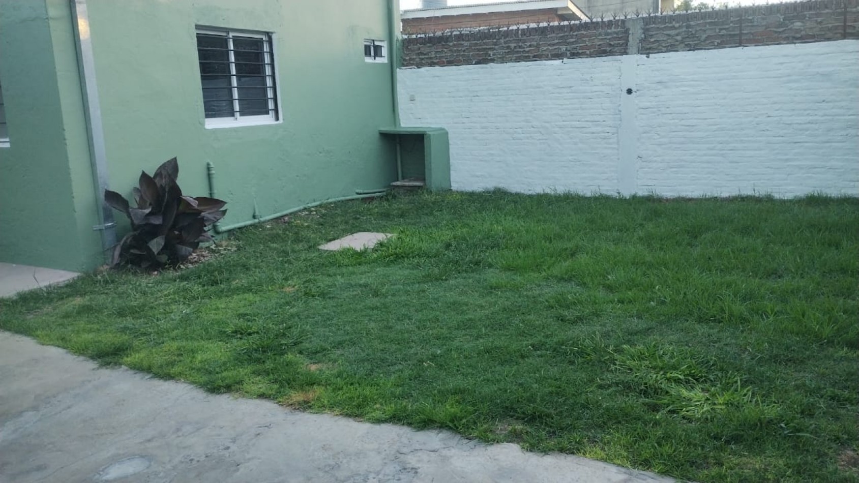 CASA AMERICANA 3 AMB. C/JARDIN  Y COCHERA