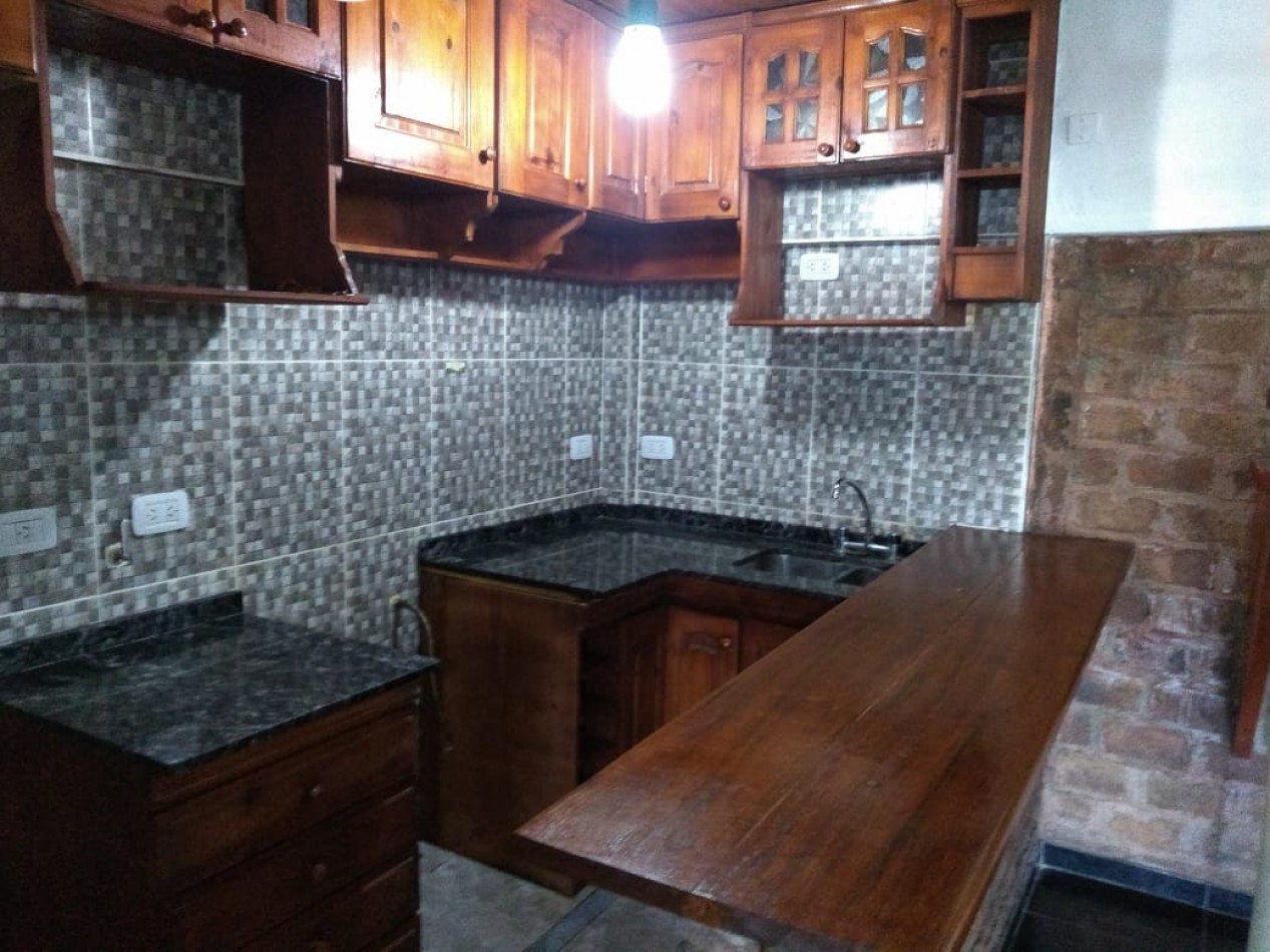 CASA DE 4 AMB.CON PARQUE Y ENTRADA P/ VARIOS AUTOS