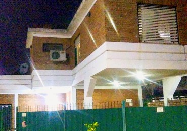 CHALET 4 AMB. 2 PLANTAS (ESQUINA)